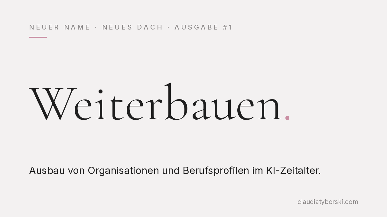 Newslettergrafik Ausgabe 1: Schriftzug „Weiterbauen.“ mit der Zeile „Ausbau von Organisationen und Berufsprofilen im KI-Zeitalter“